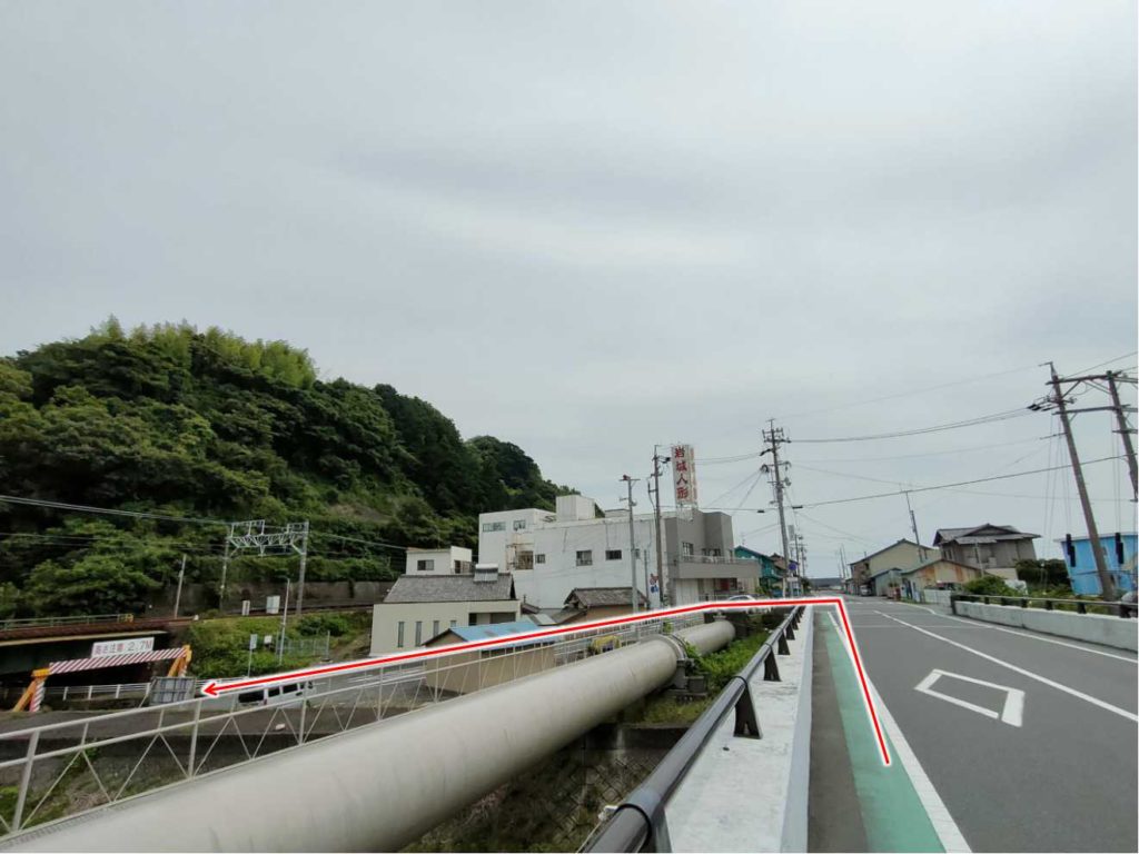興津川を渡り鉄道の高架